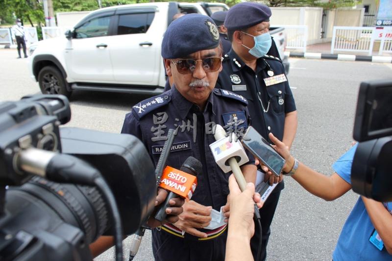 纳沙鲁丁（左）在怡保警区主任阿斯马迪助理总监的陪同下接受媒体访问，并对怡保市区的高车流量感到不满。