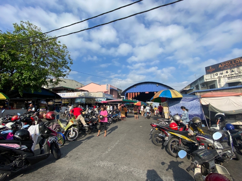 行动管制令实行的第一天，北海人潮最旺的拉惹乌达阿波罗市场依然可见人潮。