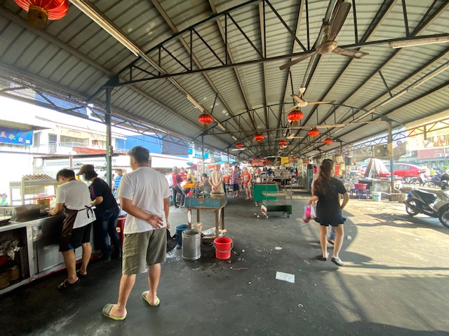 拉惹乌达阿婆罗市场的熟食区在早上10时许，人潮逐渐散去。