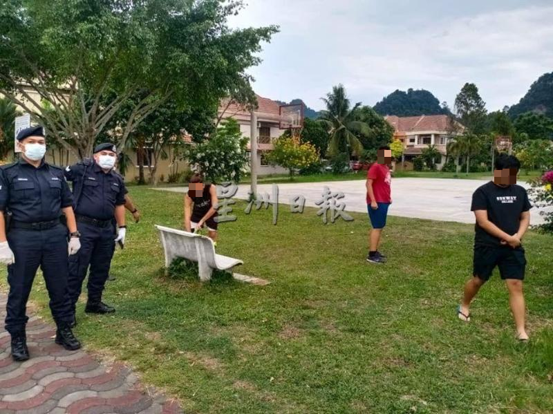 警方巡视花园住宅区时，劝告正在公园运动的人群离开，留在家中。