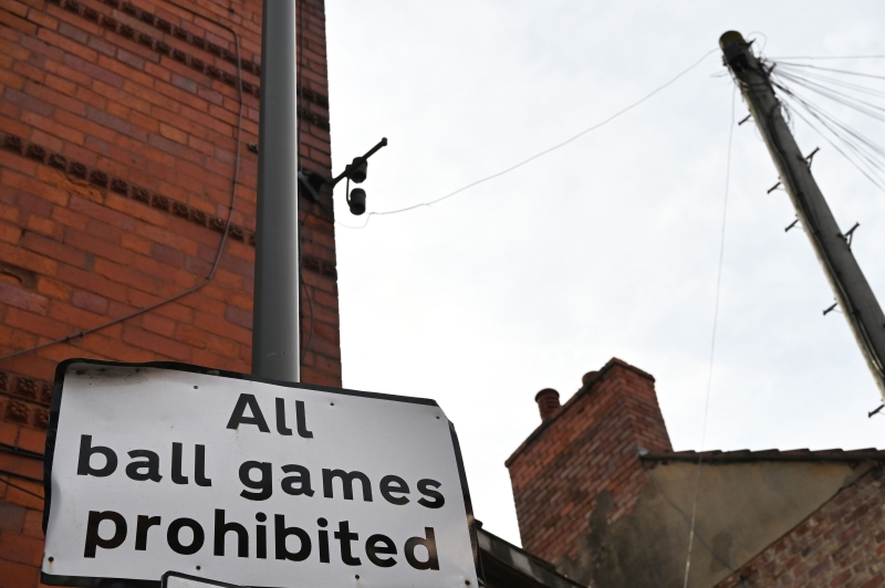 英超将再次开会讨论剩余赛季计划，图示在利物浦街道的灯柱上挂著“禁止所有比赛”的告示牌。（法新社照片）