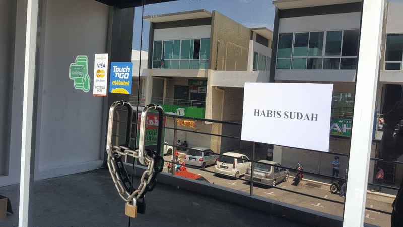 粮食派完了，仍有不少人聚集在商店外，附近的面包店业者为了疏散群众，打印出写着“Habis Sudah”（完了）的纸张，张贴在善心人的店外。