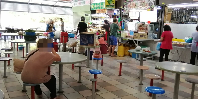 峇央峇鲁小贩中心内的桌椅属于固定设置，数百张桌椅摆在眼前时，食客自然会坐下。
