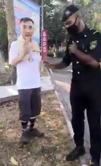 王贤德（左）在行动管制期间出外跑步被劝阻后，与市厅执法员争论，过程被拍下，视频已广传。