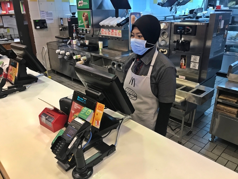 茜蒂为管理快餐店的食材供应，继续留守在工作岗位。