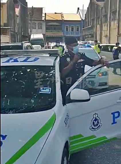 警员巡视猪肉街，莫哈末罗兹下车后亲自播报，提醒民众尽快回家。