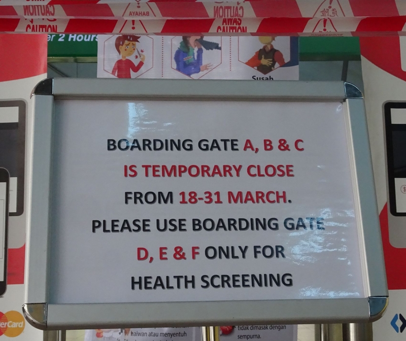 仙特拉车站管理层张贴数个出入口已关闭的通告。