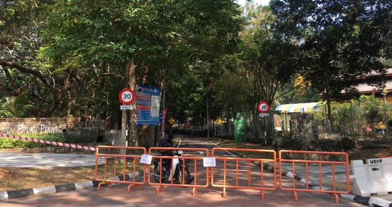 槟岛市政厅青年公园关闭，当局在入口处置放围栏，阻止民众进入。