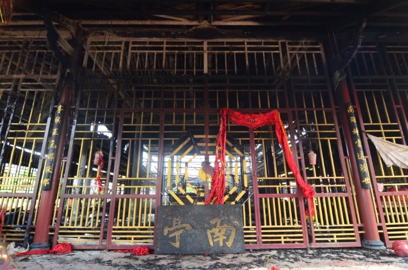 南亭的老招牌虽掉下，但，南亭寺香火将会延续下去！