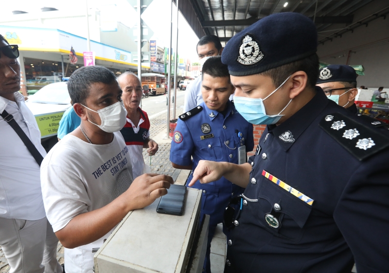 刘俊富（左）正在与警方沟通。