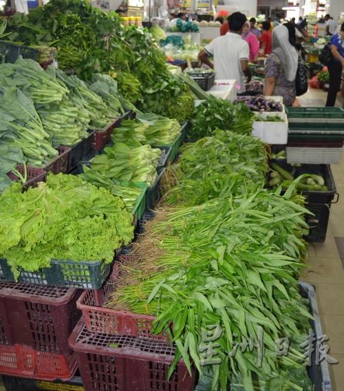 公市蔬菜在消费人因“封城”传言大量扫货下，销量增长30%至50%。（图：星洲日报）