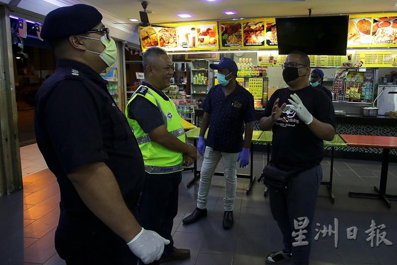 芙蓉警区主任莫哈末赛益（左二）到公市附近的餐馆传达有关讯息。（图：星洲日报）
