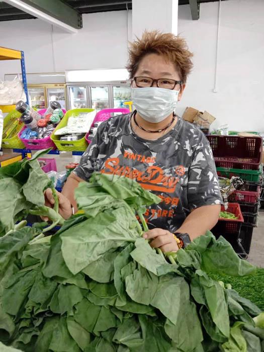 洪丽諠已经向蔬菜商订购足够的蔬菜供应市场。