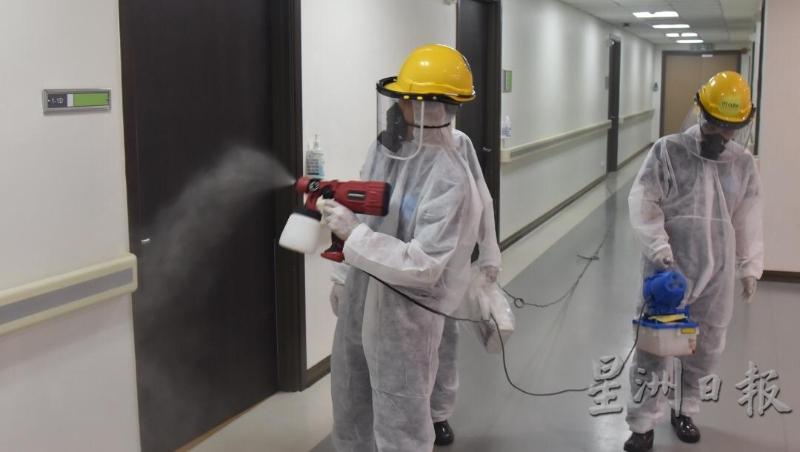 专业的清洁工人正在医院进行消毒。