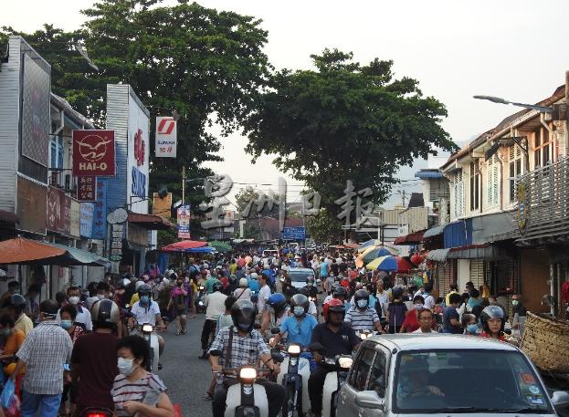 今早的亚依淡巴刹依然可见“场面热闹”，槟岛市政厅只好宣布停止路边小贩继续营业。