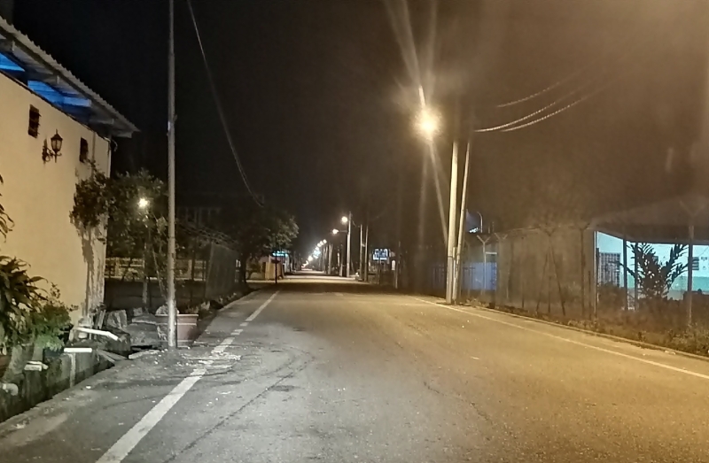 在夜间，胡锡康路更加寂静，整条道路空荡荡。