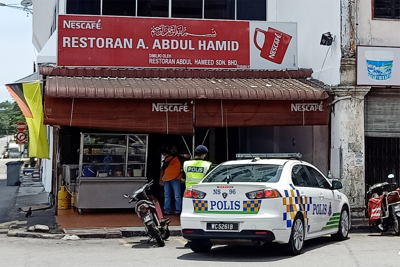 警方的巡逻车到一间马来餐厅巡视，并提醒业者只能让消费者外带或外卖。