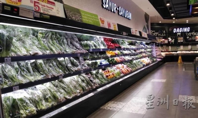 行动管制期间，哥市永旺商场的超市（pasaraya）每天早上8时开始营业。（图：星洲日报）