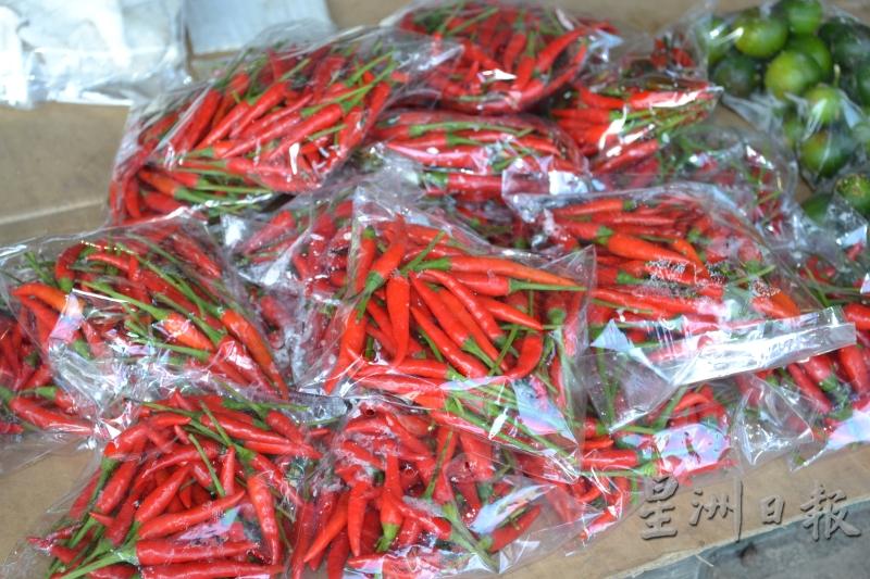 红辣椒也因市场供求蕴酿起价。（图：星洲日报）