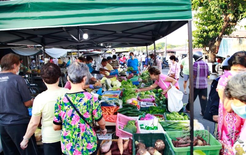 日落洞巴刹内没有蔬菜摊格，槟岛市政厅允许菜贩在路边摆卖。