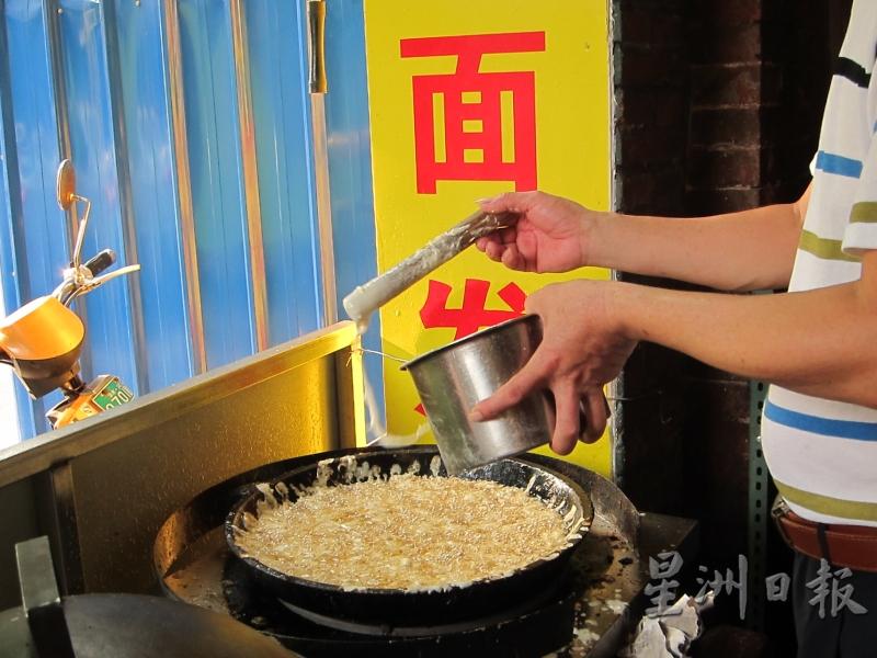 漳州面煎粿是要把面糊一点一点甩入炸锅里，所以很花时间。