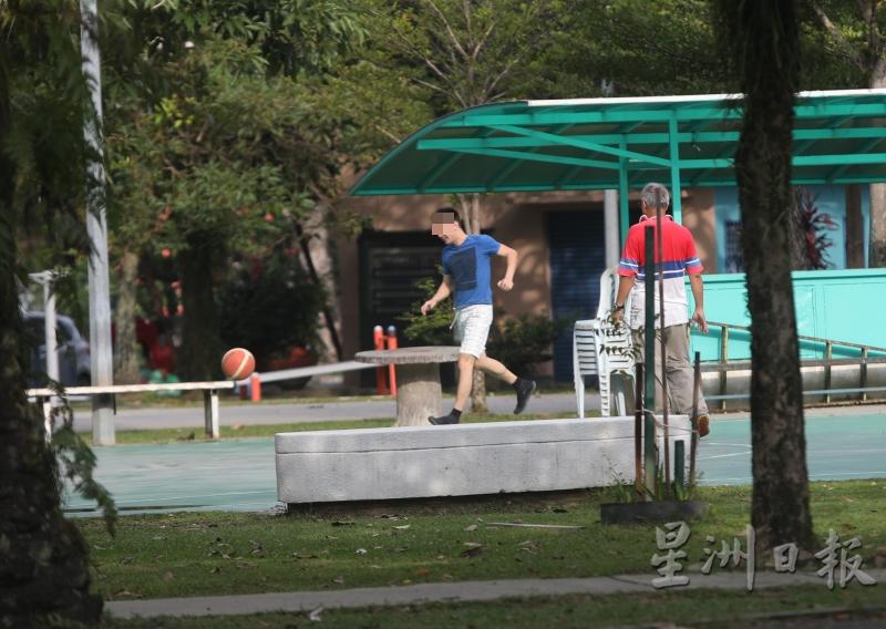 记者发现公园不仅有民众跑步，部分民众如常到公园的篮球场打篮球。（图：星洲日报）