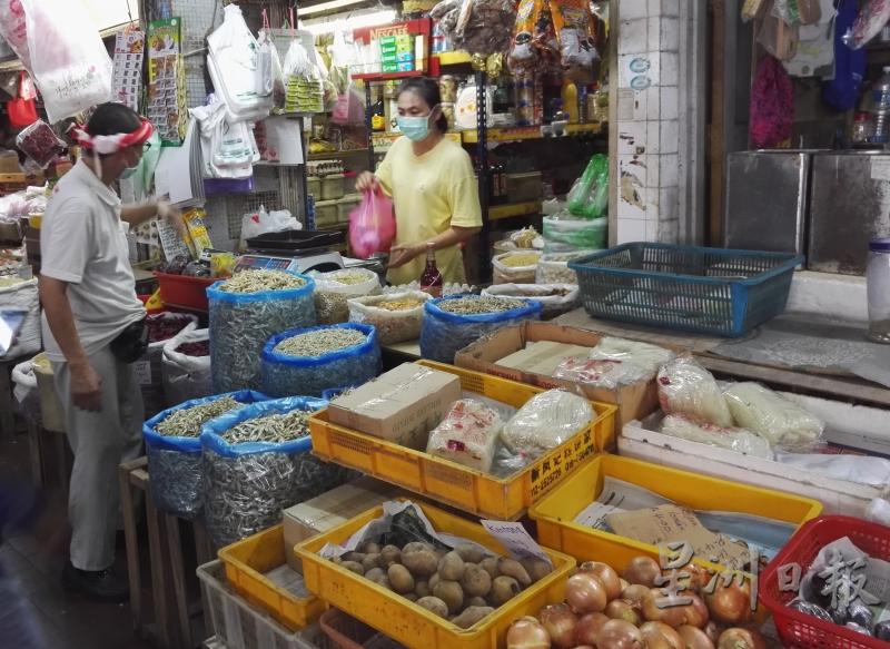 麻坡市议会豁免巴刹内所有杂货店及摊位的3月份租金。（图：星洲日报）