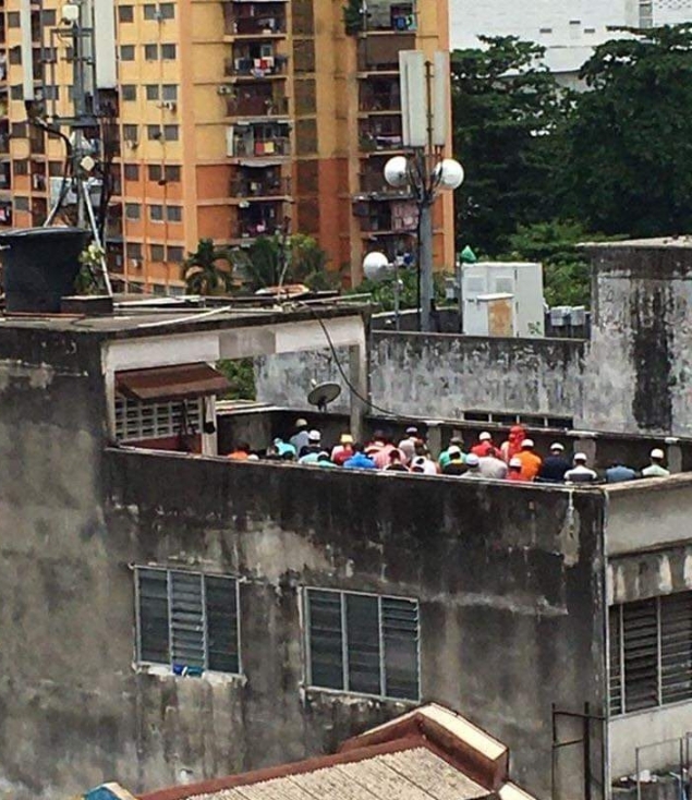 网上流传的照片显示，有一群穆斯林聚集子组屋天台，相信是正在祈祷。