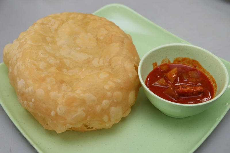 自制的印度普里煎饼（Roti Puri）搭配沙丁鱼酱也是“镇档之宝”，每个早上售出重达8公斤的面粉量。