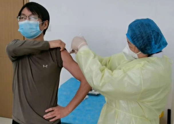 陈凯接受注射疫苗。
