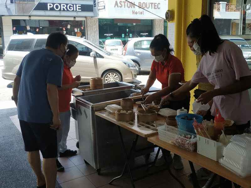 食肆员工为顾客打包食物。