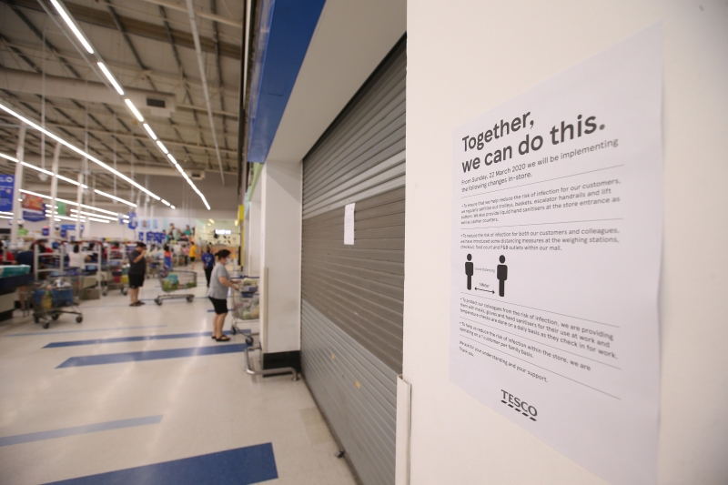 
特易购霸市管理层张贴多张通告，提醒前来购物的顾客要保持至少一公尺的社交距离。