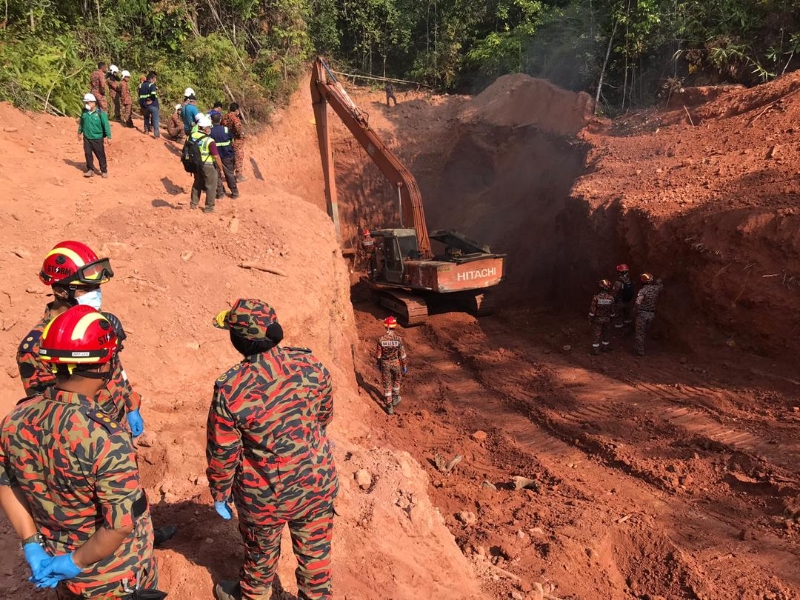 日莱峰山脚建筑工地土崩致2人遭活埋，吉州消拯队在现场搜救。