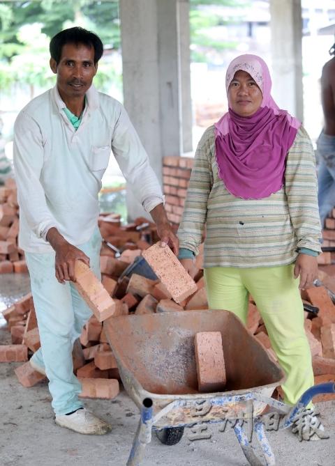 建筑工Muhhar(左)和Suliha在工作时嬉皮笑脸，鲜少面对摄影镜头的两人，在拍摄时却不禁害羞紧张起来。