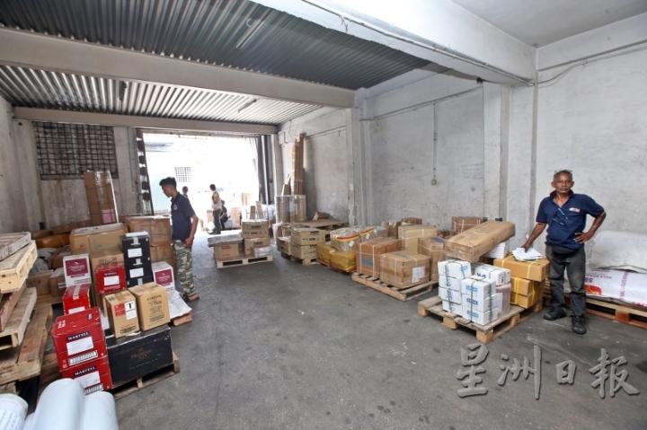 许多散户陆陆续续把货物放置在运输公司之后，搬运工人就会用叉架起货车，将地上的货物搬移到罗里上。