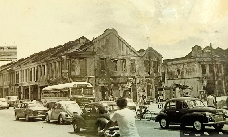 1969年5月10日大选，反对党取得大胜，讵料3天后发生513种族冲突事件，事后实行戒严，吉隆坡街道一门冷清。