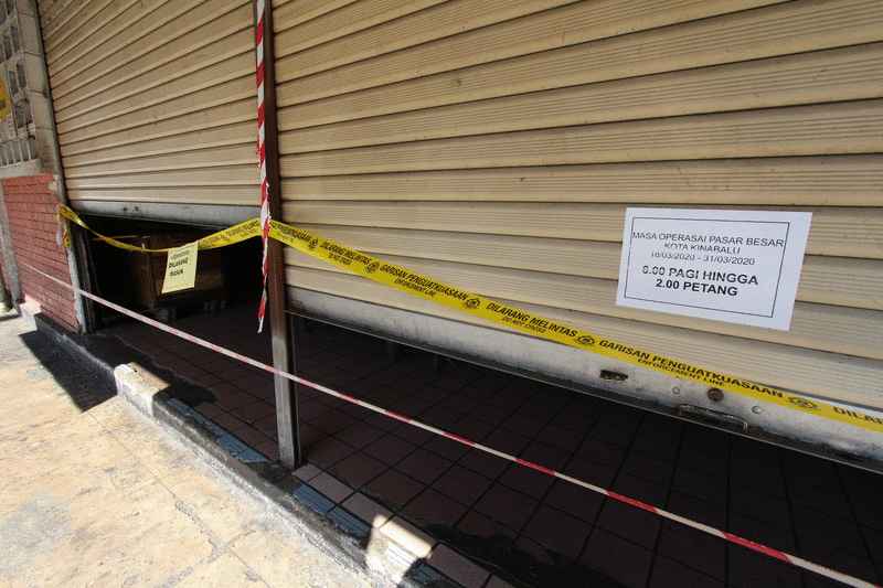 亚庇中央巴刹闸门半关，并拉起防线，让市民误以为巴刹暂停营业。