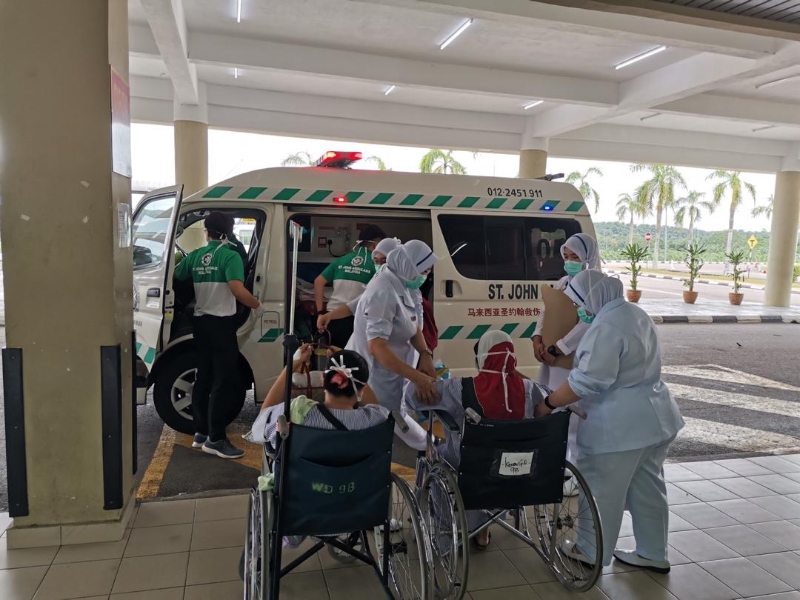 医护人员协助住院病患登上救护车，送往其他地区的医院。