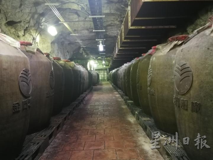 长江坑道高粱酒储酒地窖。

