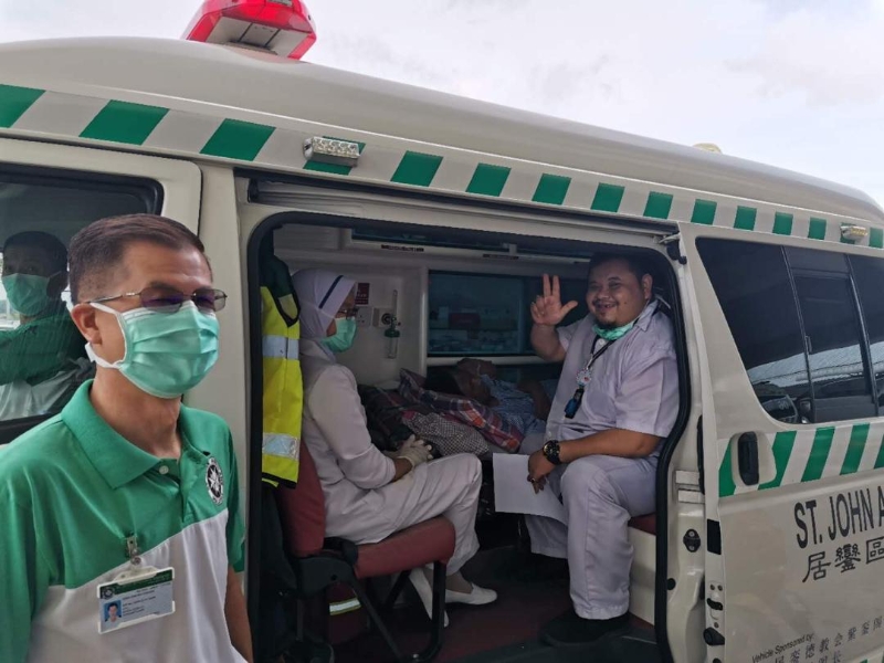 第一辆协助病患转院的救护车准备发车；左为王振全。