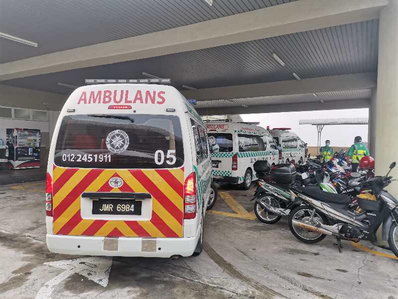 多辆救护车一早抵达居銮中央医院，由院方分派路线以协助病患转院。