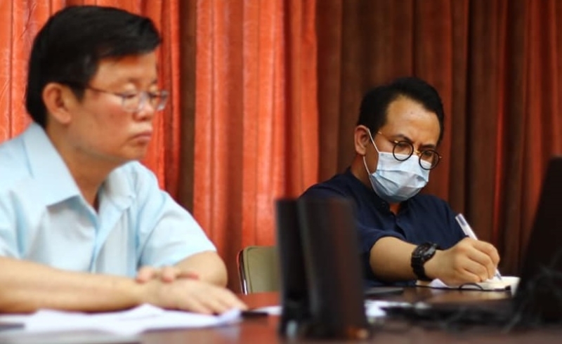 曹观友（左起）和沈志强通过网络视讯，与槟城2030年愿景顾问团代表商谈应对冠病疫情。