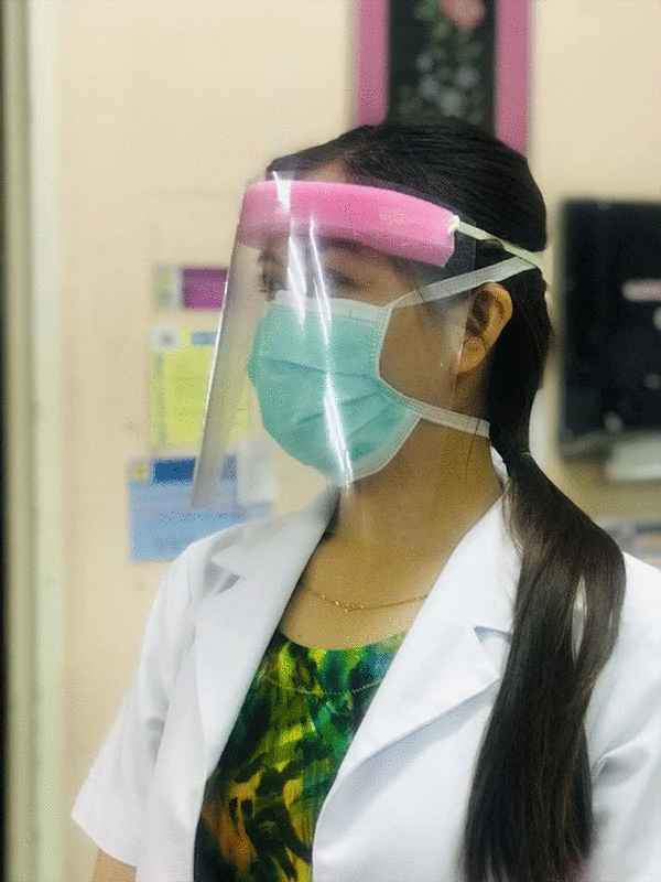 斗湖医院医生们克难自制的一次性使用防护面罩。