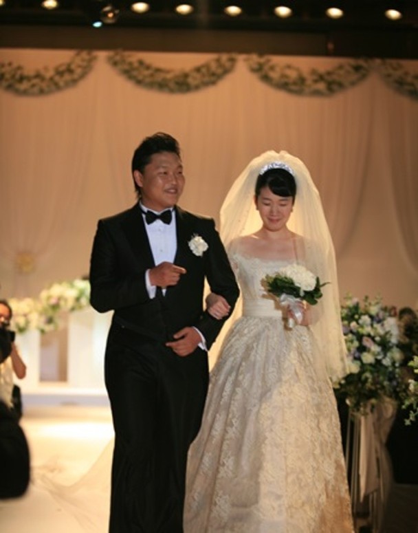 PSY于2006年与刘惠妍结婚，韩媒爆出刘惠妍的父亲刘在烈是新天地教会李万熙的师父，对此PSY的经纪公司表示没有任何回应。