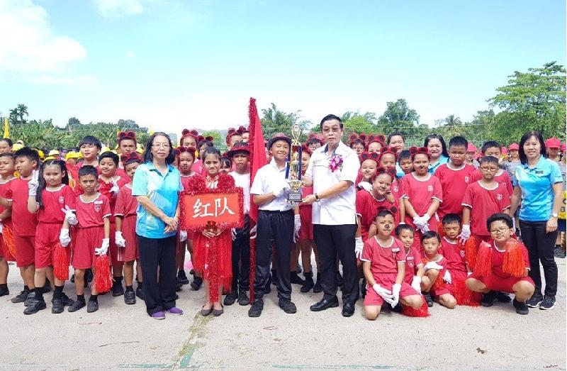沙巴州教育局华校组助理总监徐志雄（前排站者右）颁发奖品予红队队员。