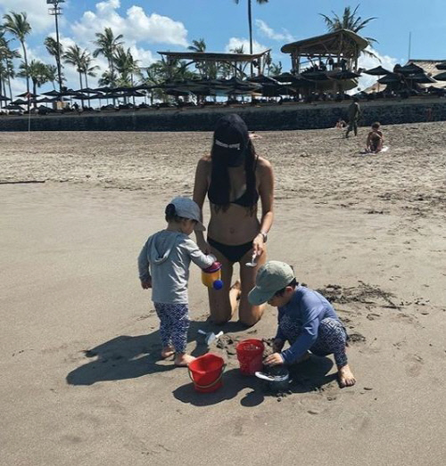 嘉熙日前上传带儿子到沙滩玩耍的照片，却因没戴口罩被网民抨击，不少人都认为疫情严峻的此刻，应尽量避免外出，减低传染的风险。