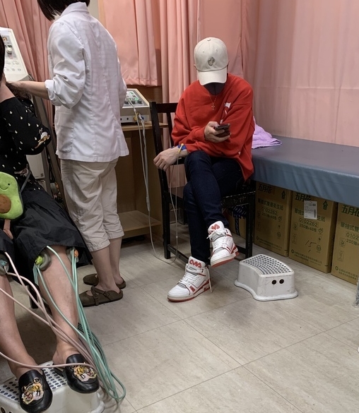 萧敬腾被直击23日晚间戴帽子、口罩低调赴诊间，为左手接受物理治疗复健。