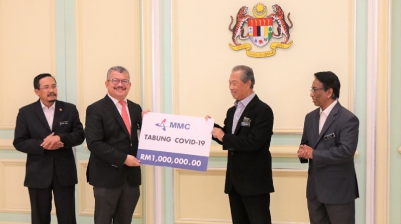 MMC公司代表仄卡立（左二）捐献100万令吉给冠病基金。