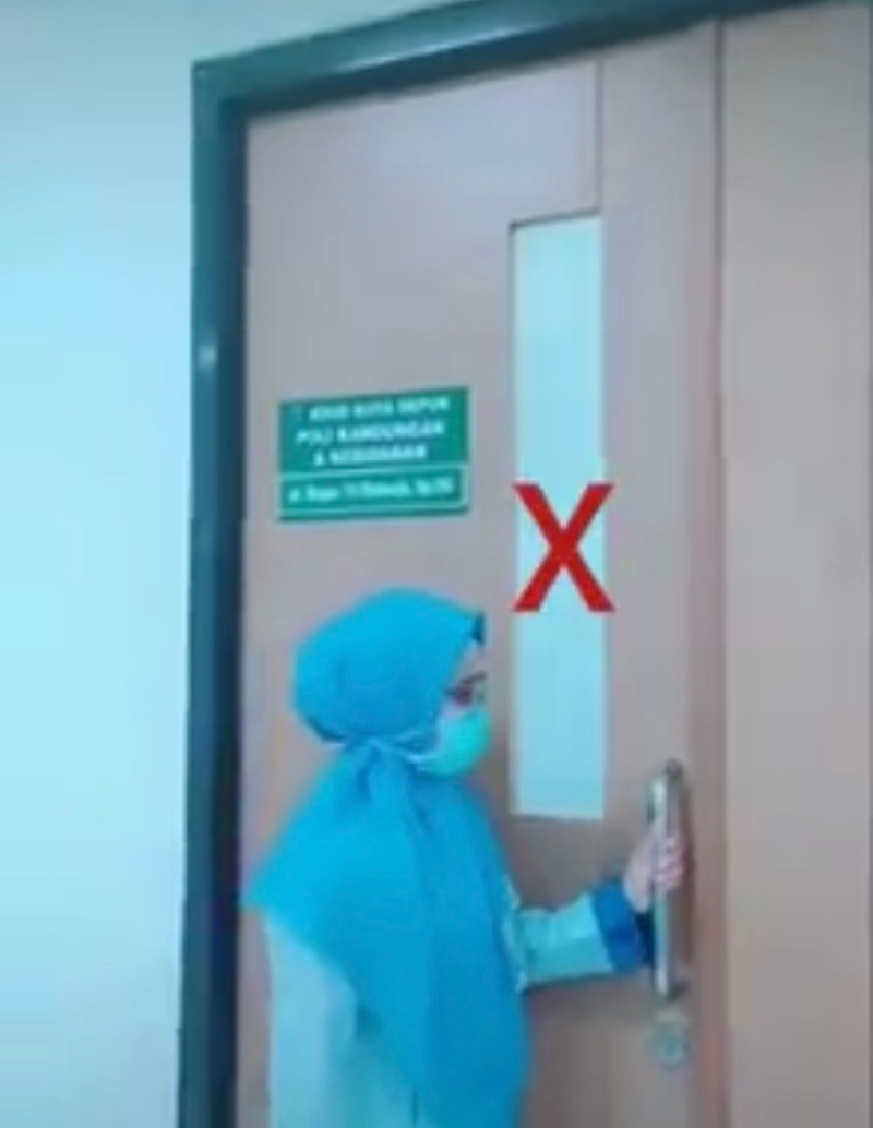 不用手捉住门把开门。