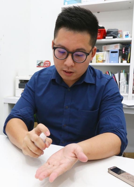 药剂师陈泽铨引用“内外夹弓大立腕”这个口诀，提醒民众只要跟着口诀的步骤做就能有效洗手。